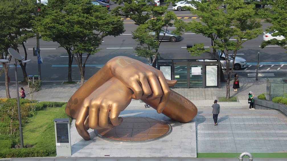 Thumb sculpture