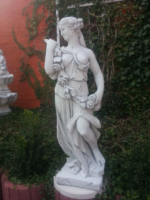 Mit Blumenranke statue